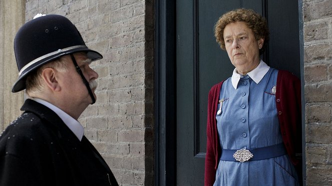 Call the Midwife - Ruf des Lebens - Season 7 - Lebenspläne - Filmfotos - Trevor Cooper, Linda Bassett