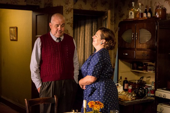 Call the Midwife - Episode 5 - Photos - Cliff Parisi, Annabelle Apsion