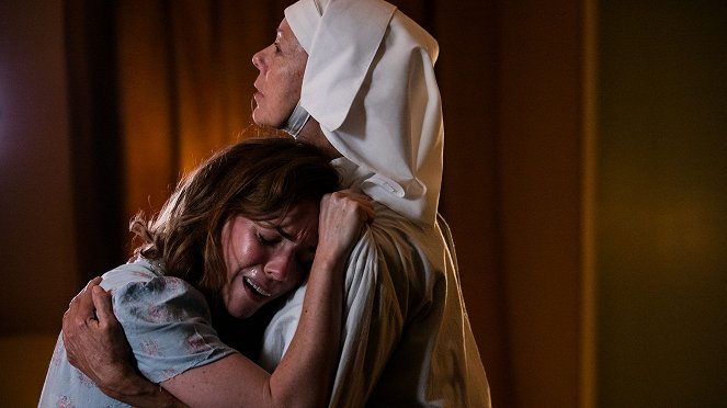 Call the Midwife - Episode 8 - Van film - Laura Main, Jenny Agutter