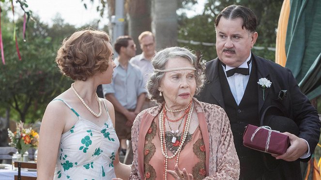 The Durrells - Episode 6 - Van film - Daisy Waterstone, Leslie Caron