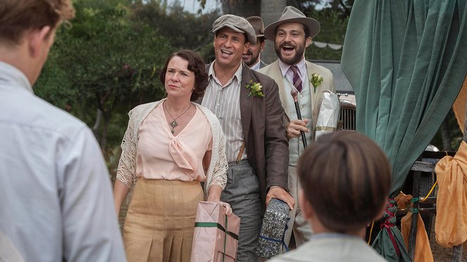 The Durrells - Episode 6 - Van film - Lucy Black, Alexis Georgoulis, Yorgos Karamihos