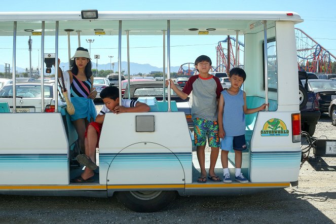 Fresh Off the Boat - Season 2 - Family Business Trip - Van film - Constance Wu, Hudson Yang, Ian Chen