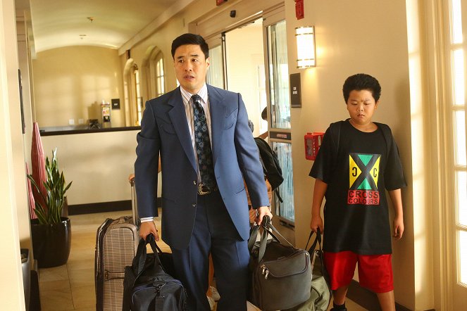 Bienvenue chez les Huang - Season 2 - Papa part en voyage d'affaires - Film - Randall Park, Hudson Yang