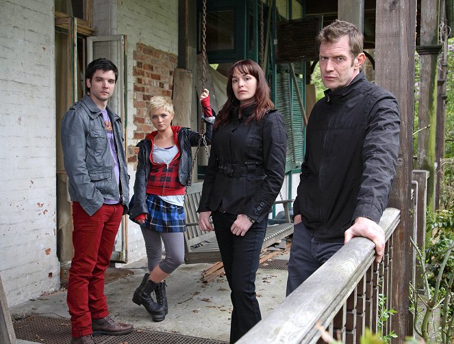 Primeval - Haunted House - Photos - Andrew Lee Potts, Hannah Spearritt, Lucy Brown, Jason Flemyng
