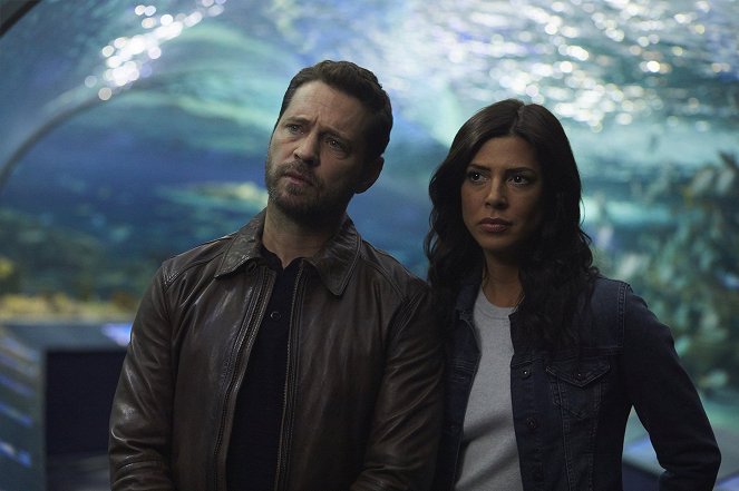 Private Eyes - Season 2 - Finding Leroy - Photos - Jason Priestley, Cindy Sampson