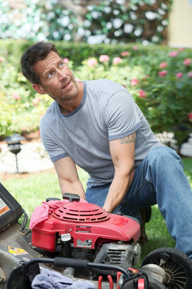Desperate Housewives - Making the Connection - Photos - James Denton