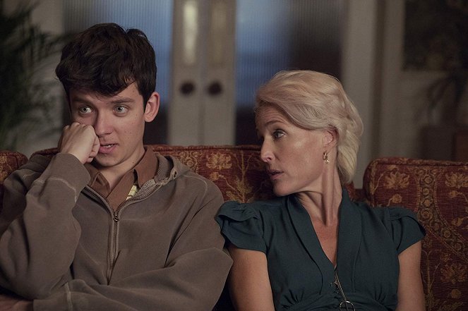 Sex Education - Episode 1 - Filmfotos - Asa Butterfield, Gillian Anderson