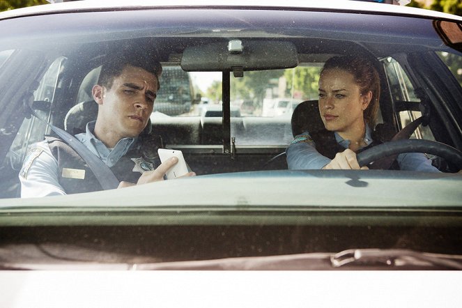 Sirens - Outdoor-Sex - Filmfotos - Josh Segarra, Jessica McNamee