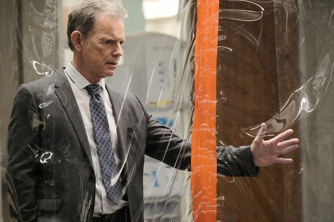 The Resident - Fear Finds a Way - Photos - Bruce Greenwood