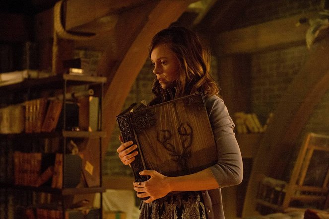 Witches of East End - The Brothers Grimoire - Photos - Rachel Boston