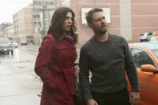 Private Eyes - Season 2 - The Extra Mile - Kuvat elokuvasta - Cindy Sampson, Jason Priestley