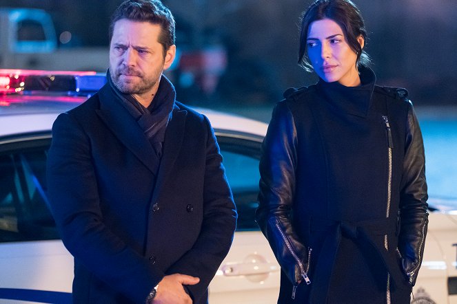 Private Eyes - Season 2 - Between a Doc and a Hard Place - Photos - Jason Priestley, Cindy Sampson