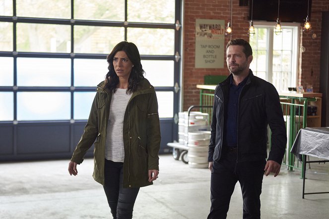 Private Eyes - Brew the Right Thing - Photos - Cindy Sampson, Jason Priestley