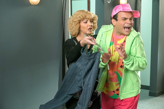 The Goldbergs - Parents Just Don't Understand - Photos - Wendi McLendon-Covey, Troy Gentile