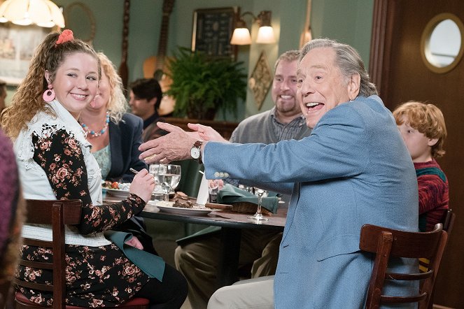 The Goldbergs - Dinner with the Goldbergs - Photos - George Segal