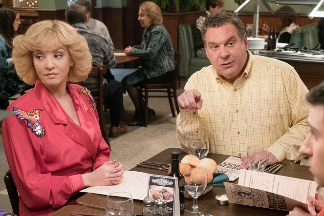 The Goldbergs - Dinner with the Goldbergs - Photos - Wendi McLendon-Covey, Jeff Garlin