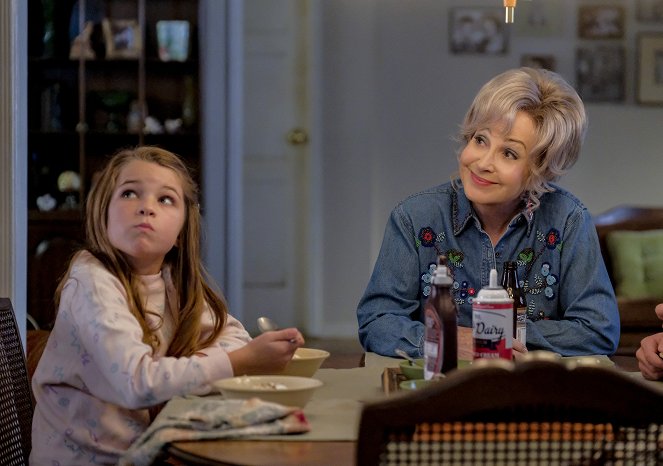 Young Sheldon - A Tummy Ache and a Whale of a Metaphor - Van film - Raegan Revord, Annie Potts