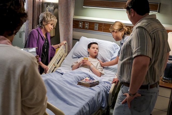 Jovem Sheldon - Dodói na barriga e um Bambam mastigável - Do filme - Annie Potts, Iain Armitage