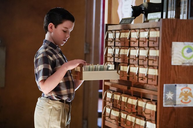 Young Sheldon - A Race of Superhumans and a Letter to Alf - Van film - Iain Armitage