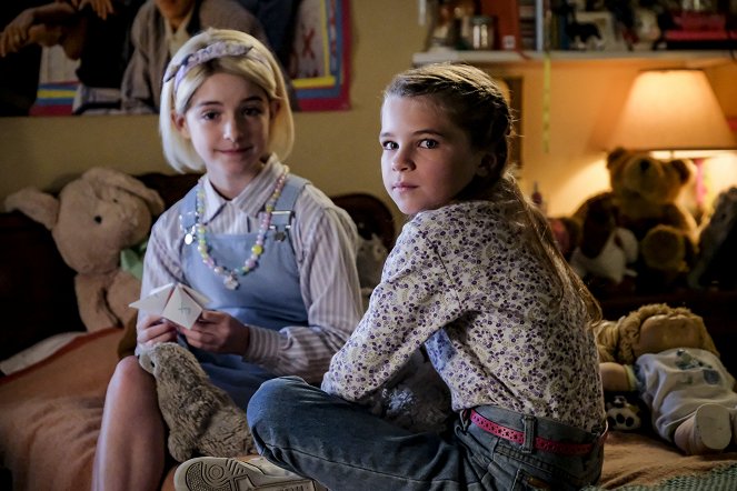 Young Sheldon - A Stunted Childhood and a Can of Fancy Mixed Nuts - Van film - Mckenna Grace, Raegan Revord