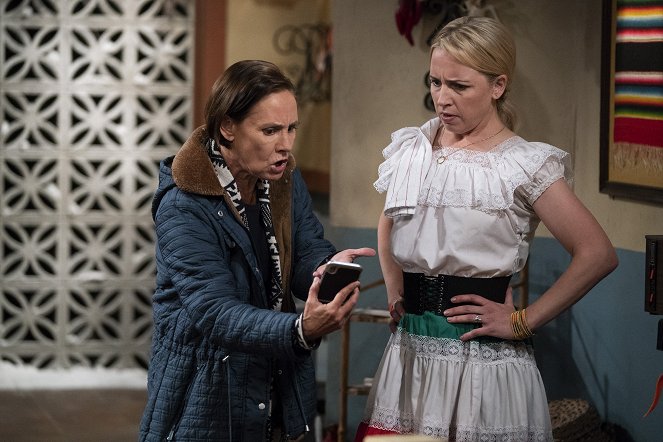 The Conners - Season 1 - Rage Against the Machine - Photos - Laurie Metcalf, Alicia Goranson