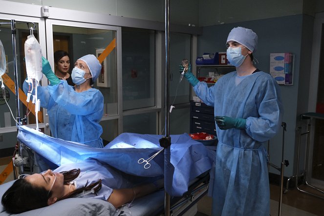 The Good Doctor - Season 2 - Quarantine Part Two - Photos - Alison Araya, Freddie Highmore