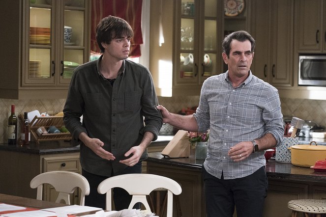 Modern Family - Blasts from the Past - Photos - Reid Ewing, Ty Burrell