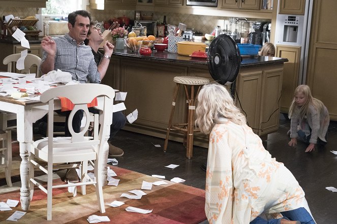 Modern Family - Blasts from the Past - Van film - Ty Burrell