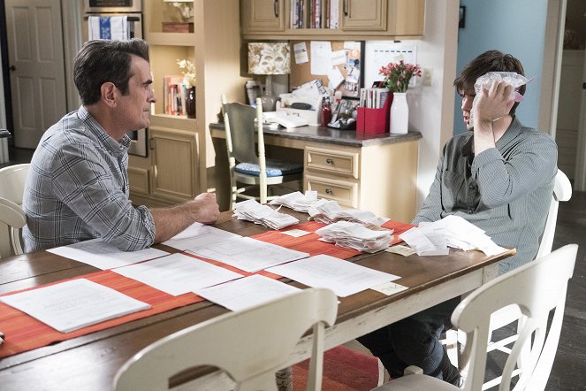 Modern Family - Blasts from the Past - Photos - Ty Burrell, Reid Ewing