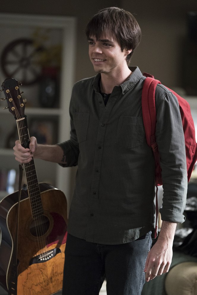 Modern Family - Blasts from the Past - Photos - Reid Ewing