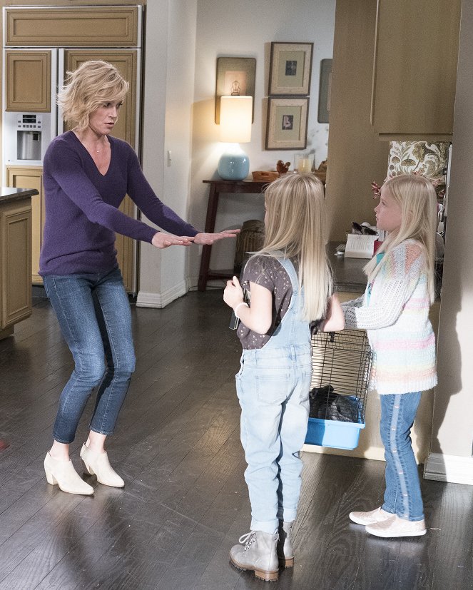 Modern Family - Blasts from the Past - Van film - Julie Bowen