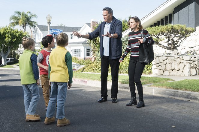 Single Parents - Season 1 - That Elusive Zazz - Van film - Brad Garrett, Leighton Meester