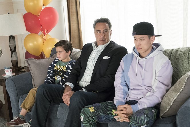 Single Parents - Season 1 - All Aboard the Two-Parent Struggle Bus - Z filmu - Tyler Wladis, Brad Garrett, Jake Choi