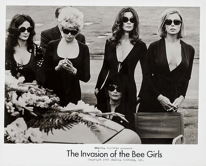 Invasion of the Bee Girls - Cartões lobby
