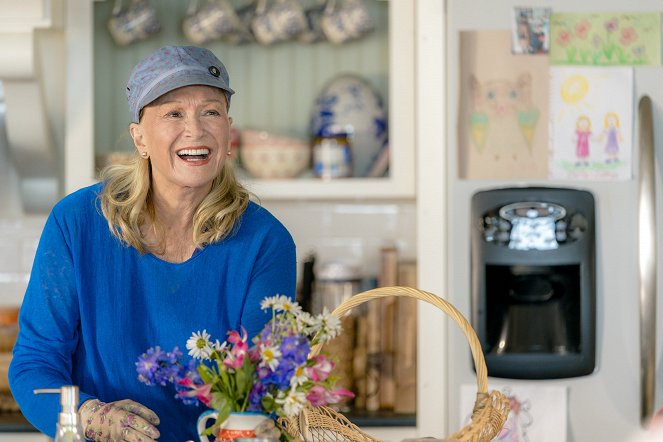 Chesapeake Shores - Season 2 - All Our Yesterdays - Photos - Diane Ladd