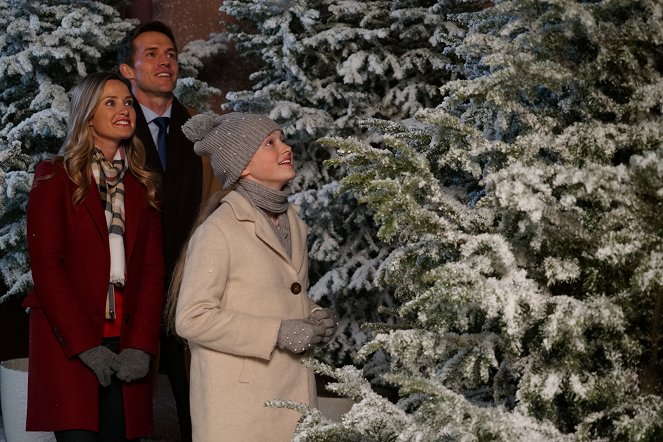 Christmas at the Palace - Van film - Merritt Patterson, Andrew Cooper, India Fowler