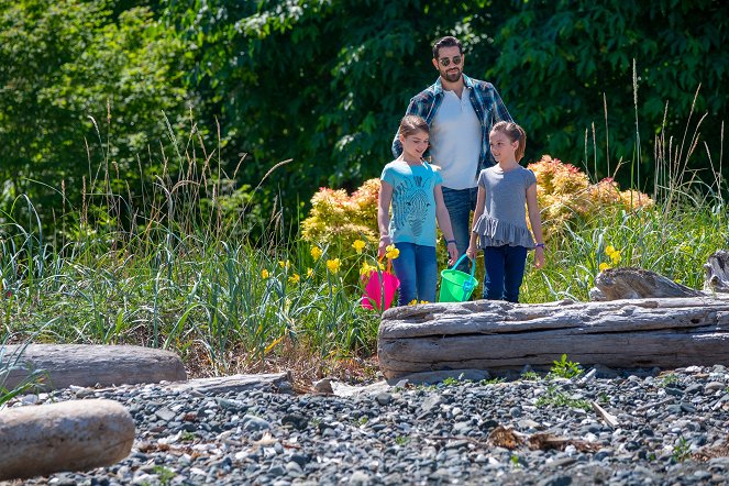 Chesapeake Shores - The Rock Is Going to Roll - Photos - Kayden Magnuson, Jesse Metcalfe, Abbie Magnuson