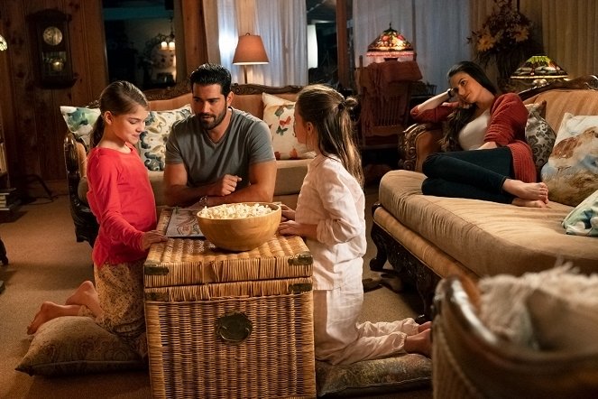 Chesapeake Shores - The Rock Is Going to Roll - Photos - Kayden Magnuson, Jesse Metcalfe, Abbie Magnuson, Meghan Ory