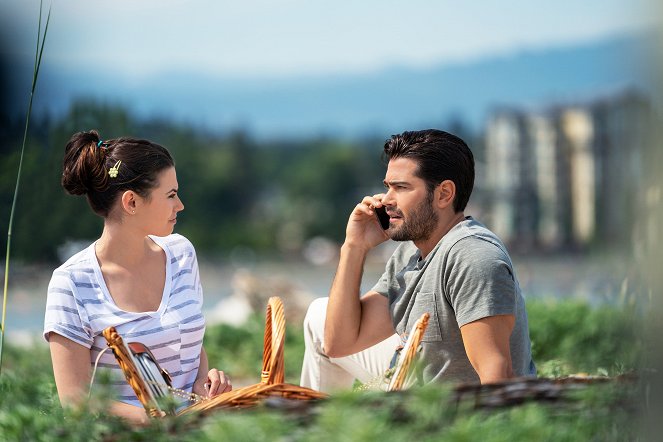 Chesapeake Shores - Season 3 - It's Just Business - Photos - Meghan Ory, Jesse Metcalfe