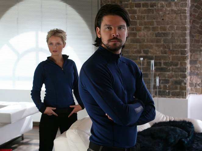 Primeval - Be Inconspicuous - Photos - Hannah Spearritt, Andrew Lee Potts