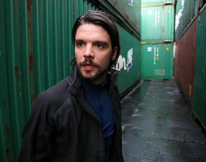 Primeval - Season 4 - Be Inconspicuous - Photos - Andrew Lee Potts