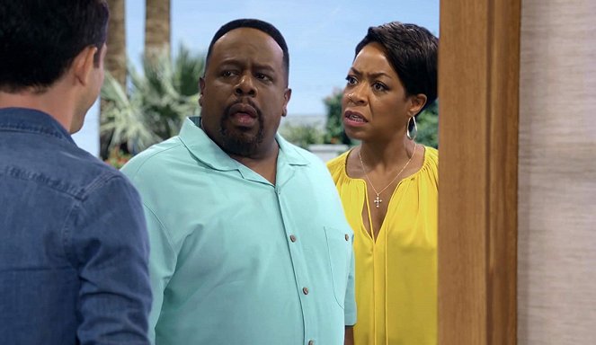 The Neighborhood - Pilot - Z filmu - Cedric the Entertainer, Tichina Arnold