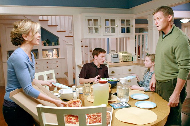 Desperate Housewives - Season 8 - What's to Discuss, Old Friend - Photos - Felicity Huffman, Joshua Logan Moore, Darcy Rose Byrnes, Doug Savant