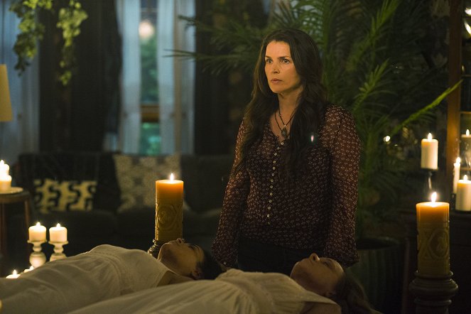 Witches of East End - The Fall of the House of Beauchamp - De la película - Julia Ormond