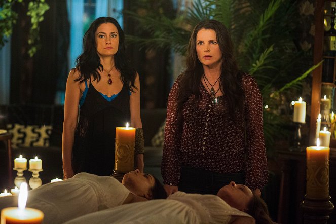 Witches of East End - Season 2 - The Fall of the House of Beauchamp - Photos - Mädchen Amick, Julia Ormond