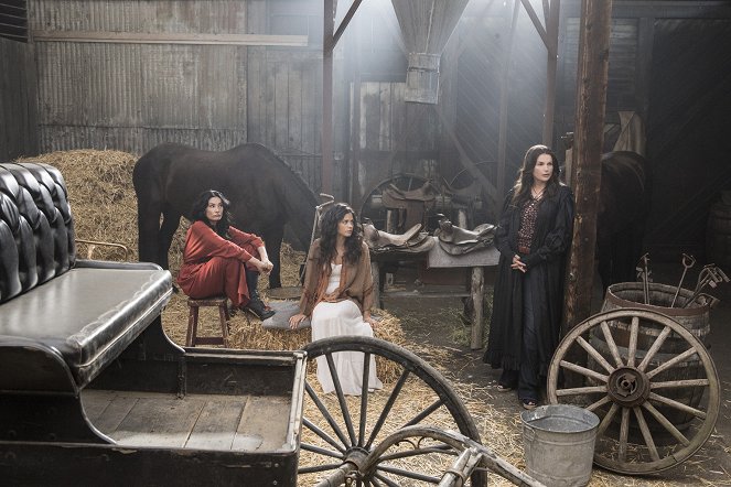 Witches of East End - Poe Way Out - Photos - Mädchen Amick, Jenna Dewan, Julia Ormond