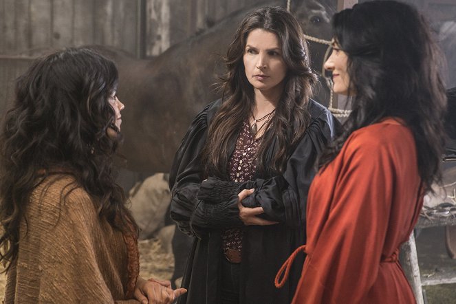 Witches of East End - Poe Way Out - Photos - Julia Ormond