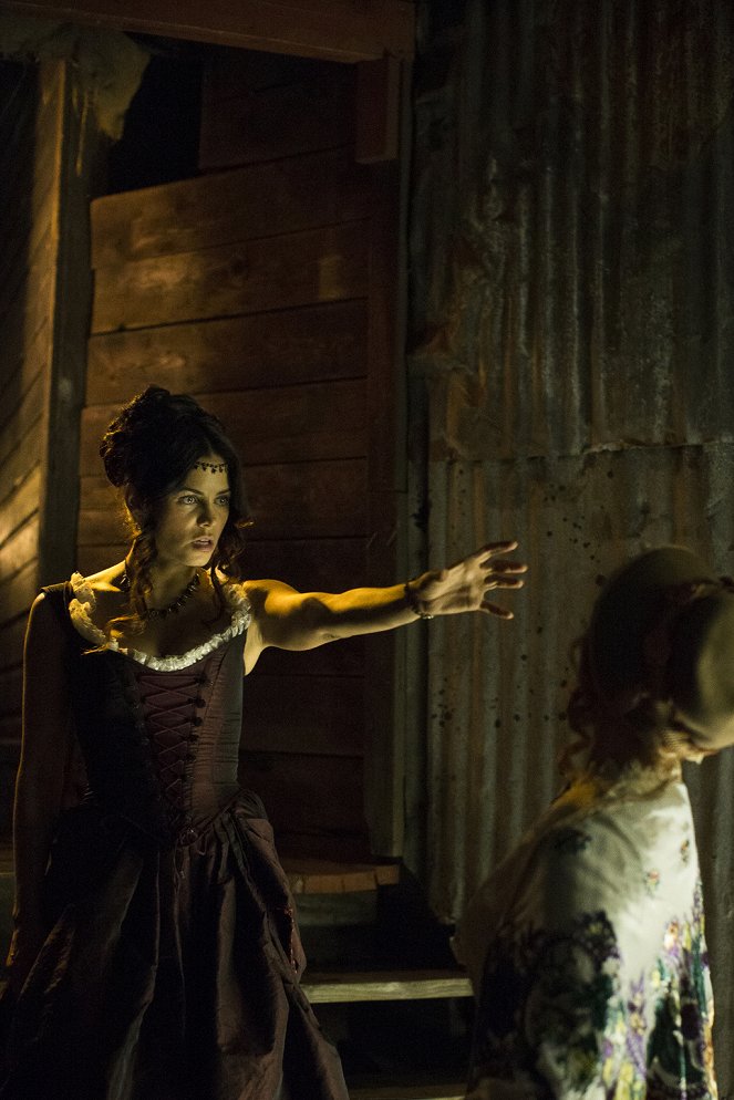 Witches of East End - Poe Way Out - Van film - Jenna Dewan