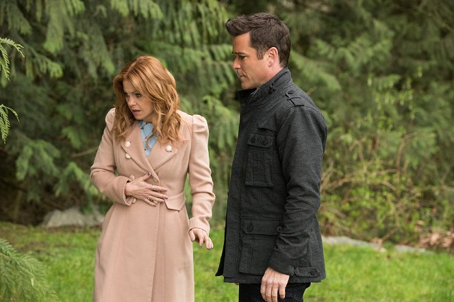 Three Bedrooms, One Corpse: An Aurora Teagarden Mystery - Photos - Candace Cameron Bure, Yannick Bisson