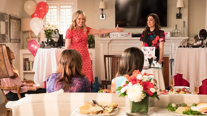 Playing House - Season 3 - None of Your Business - Filmfotos - Jessica St. Clair